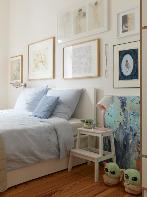 décoration murale avec cadres dans chambre ado de garçon