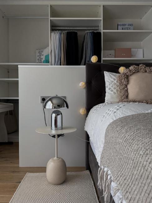 lampe de chevet chromée sur table de chevet beige