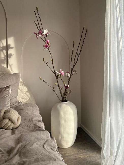 grand vase sur table de chevet