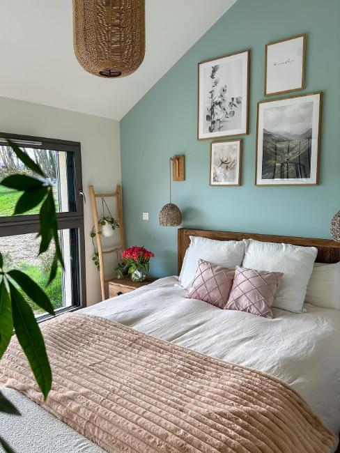 chambre ado avec pan de mur vert d'eau