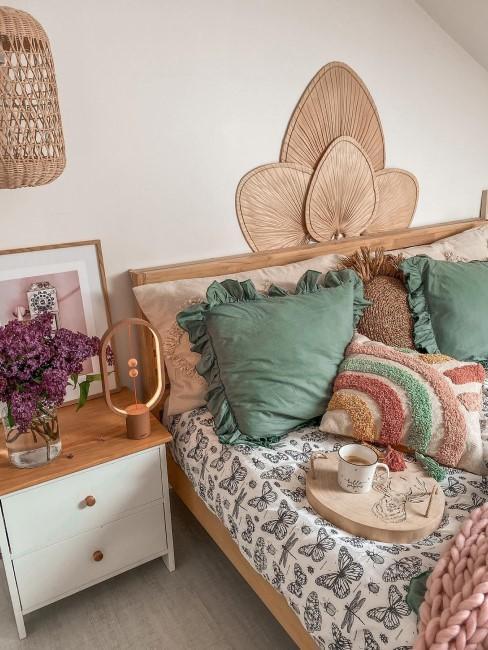 chambre ado fille style bohème avec coussins en coton tufté et couvre-lit en tricot