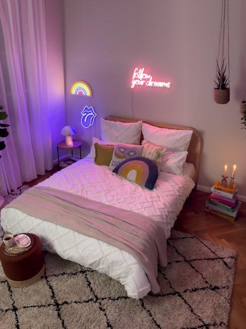 chambre ado fille aesthetic led avec coussins décoratif sur lit
