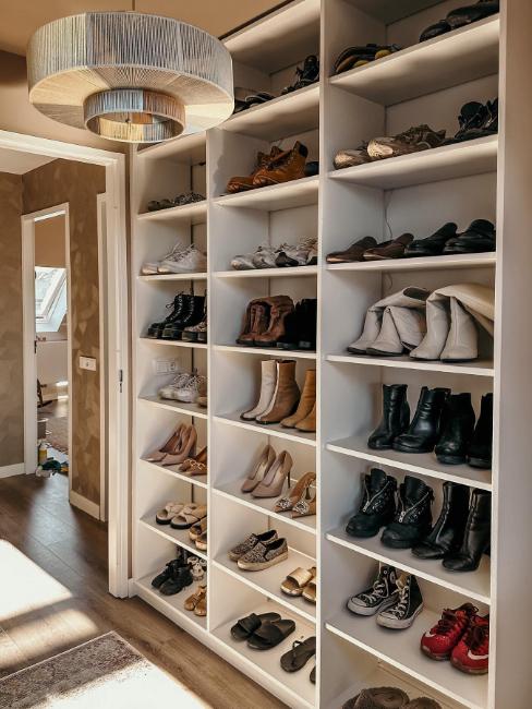 dressing avec nombreuses chaussures