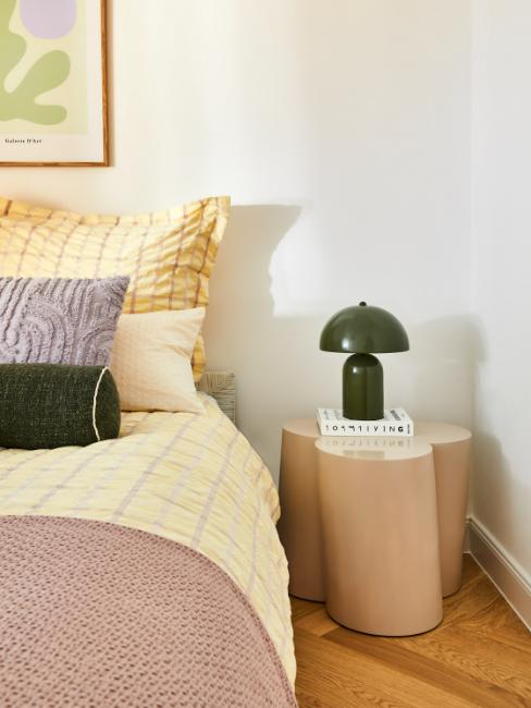 lampe champignon kaki sur table de chevet moderne