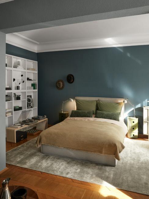 chambre ado garçon avec mur bleu gris et lit vert