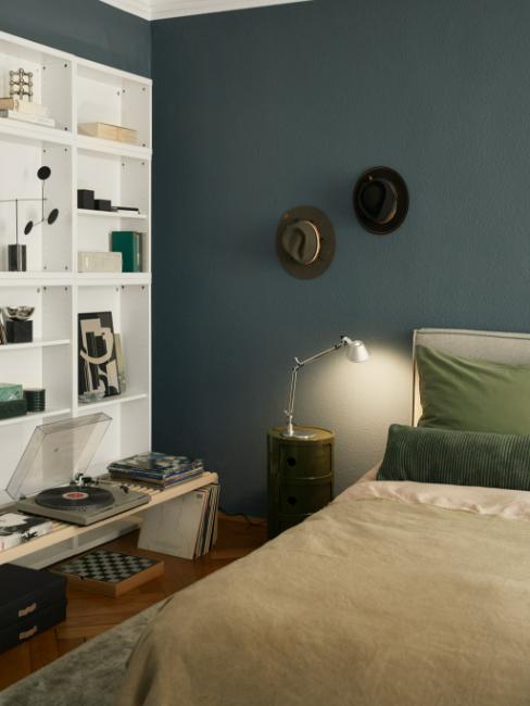chambre ado garçon avec platine vinyle et deux chapeaux au mur