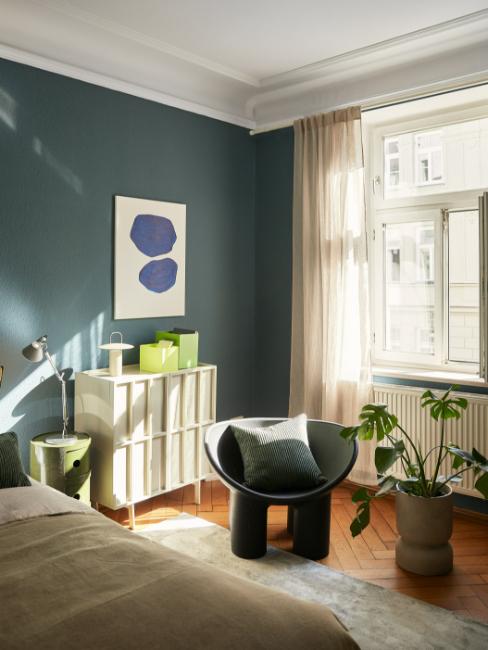 chambre ado garçon avec mur bleu gris fauteuil driade noir