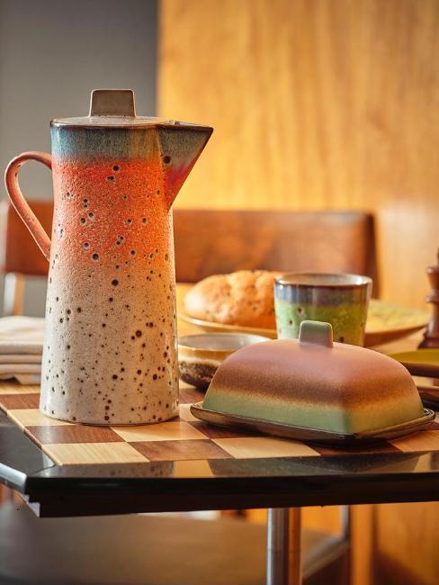 vaisselle au style vintage années 70