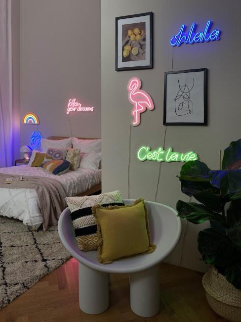 chambre style vintage avec néons aux murs inspirés des années 80