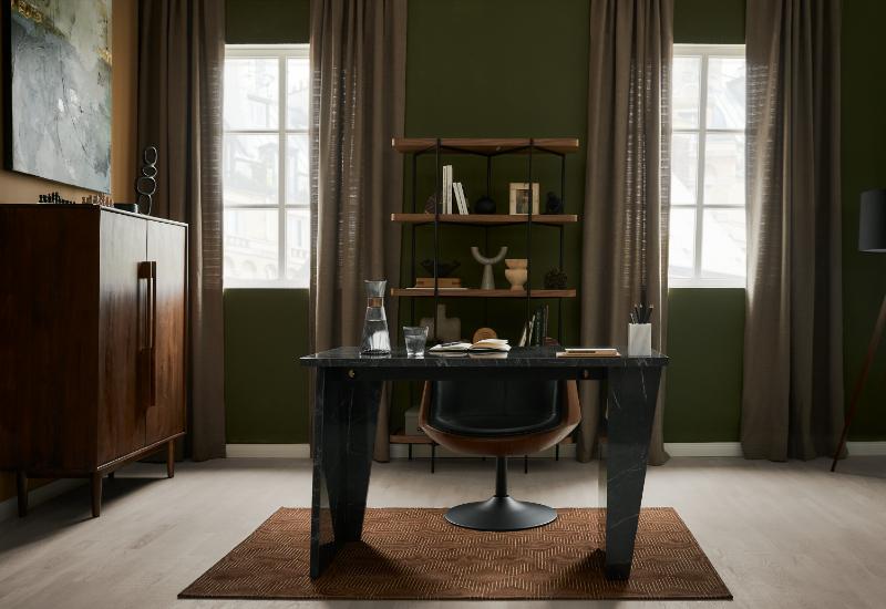 bureau au style vintage avec déco rétro en bois foncé midcentury