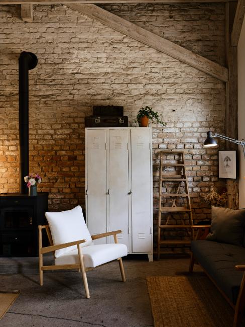 salon industriel avec grand casier blanc et mur en briques