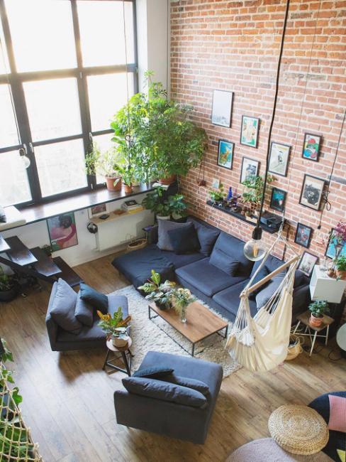salon industriel aesthetic avec plantes