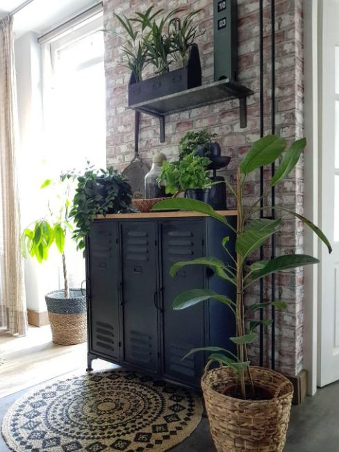 casier en métal dans un salon industriel