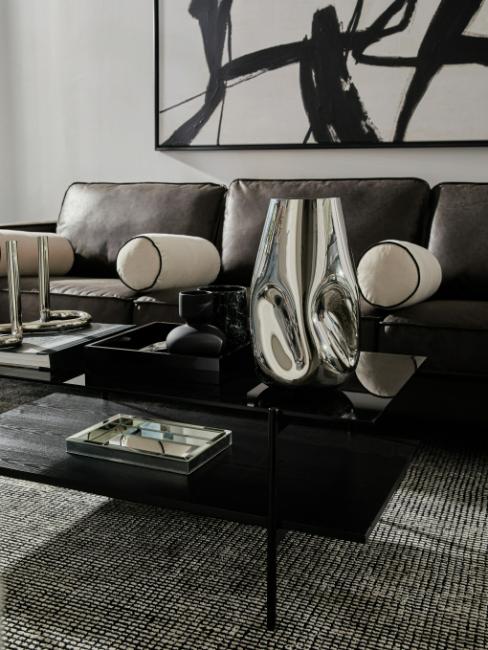 décoration industrielle design chromée et tapis gris et blanc