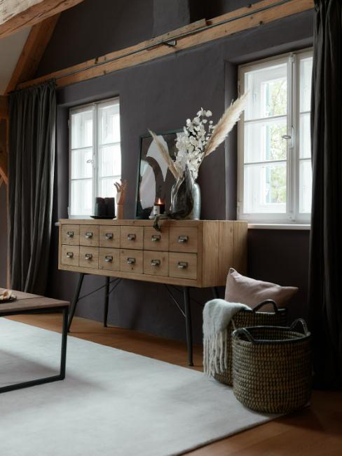 commode industrielle à tiroirs avec herbe de pampa dans un vase