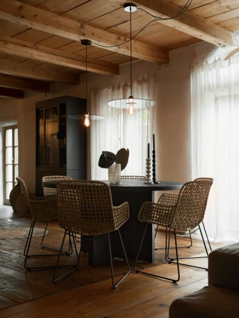 salon industriel scandinave en bois avec table en bois noir