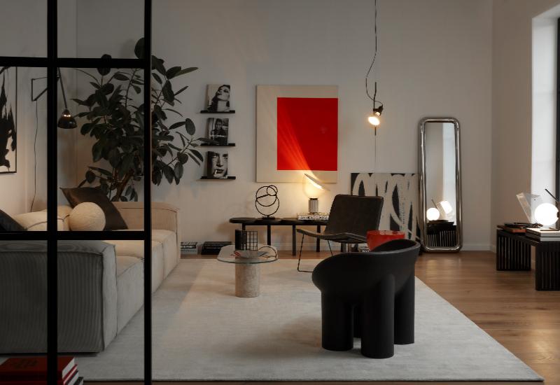 salon cocooning moderne style loft artistique avec tableaux abstraits et lampes industrielles