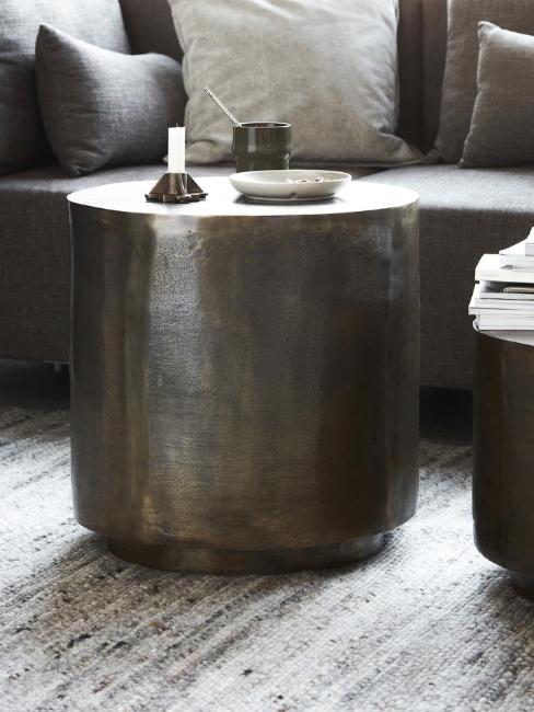 table d'appoint en métal finition oxydé dans un salon industriel