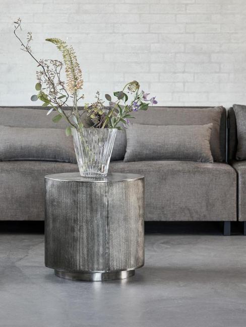 table d'appoint en métal nervuré dans un salon industriel