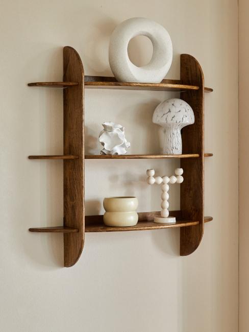 étagère fixée au mur avec déco cosy