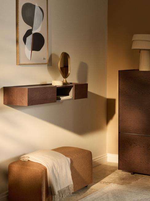 petit salon cosy avec console en bois fixée au mur