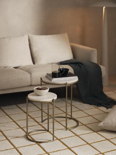 tables gigognes en marbre pour la déco d'un petit salon cosy