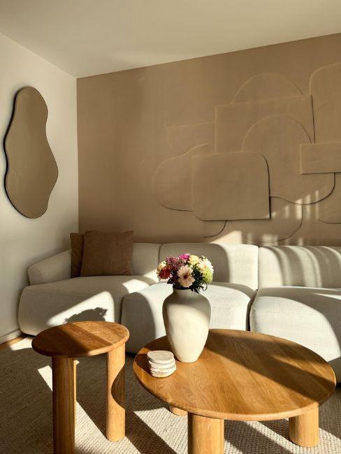 déco petit salon cosy avec miroir ondulé au mur