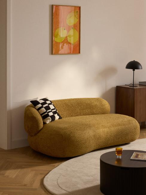 déco petit salon cosy avec canapé arrondi jaune ocre