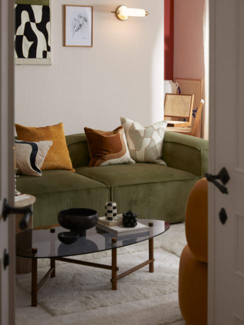 déco petit salon cosy avec canapé vert kaki et coussins marron