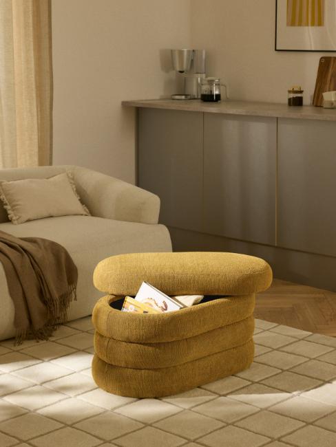 déco petit salon cosy avec pouf avec rangement ocre