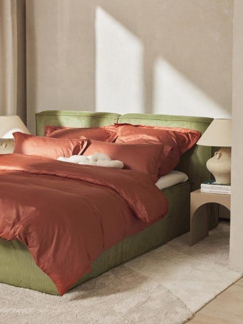 chambre avec lit vert et draps terracotta