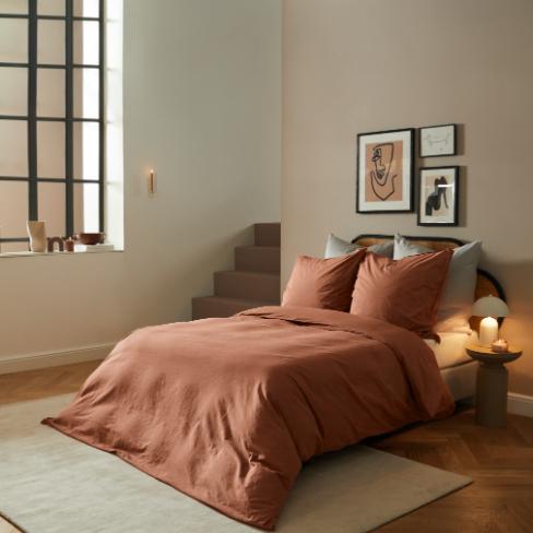 chambre avec mur beige et lit terracotta