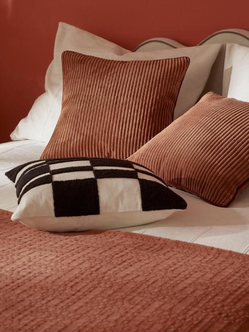 chambre terracotta avec coussins