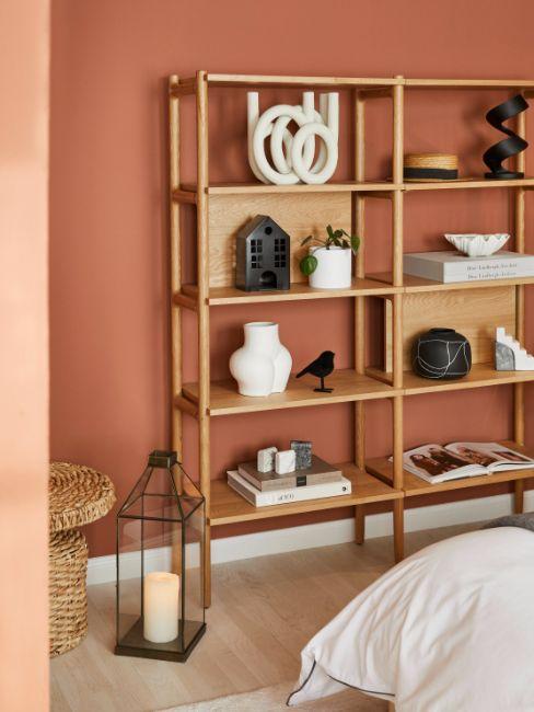 chambre au mur terracotta clair avec étagère en bois clair