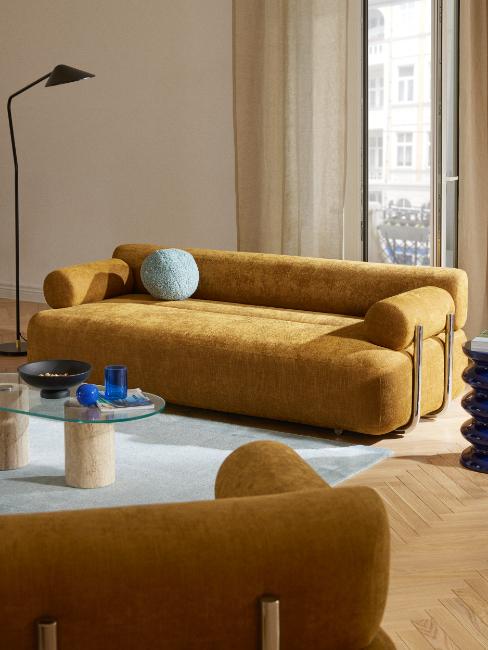 salon vintage avec canapé ocre à structure tubulaire