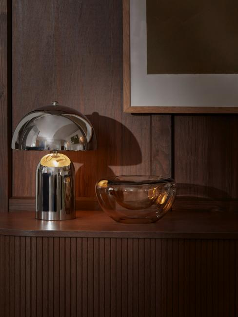 lampe champignon chromée sur commode en bois foncé