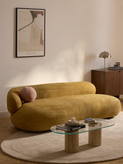 canapé arrondi ocre dans un salon à la déco vintage
