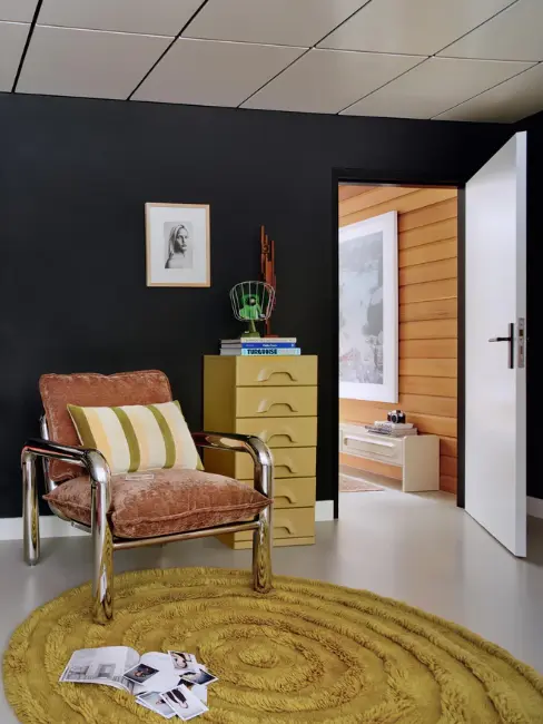 déco salon vintage avec fauteuil marron et chrome HKLIVING