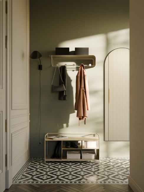 entrée vert sauge pâle avec porte-manteau et meuble à chausse en métal crème