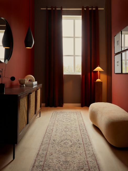 entrée et couloir aux murs bordeaux