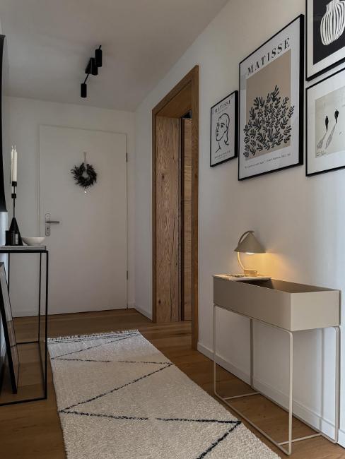 deco entree scandinave avec mur de cadre