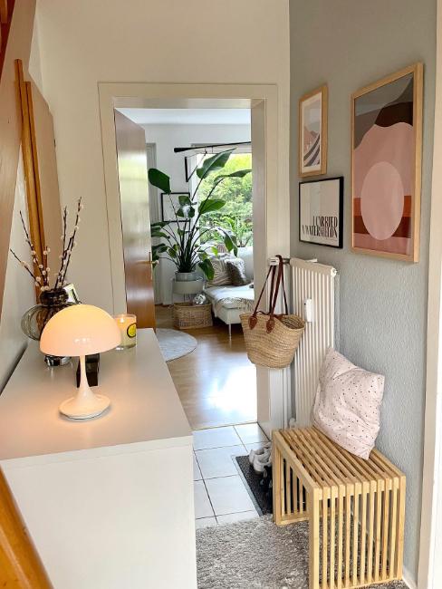déco entrée style mix and match avec tableaux et petite lampe Panthella