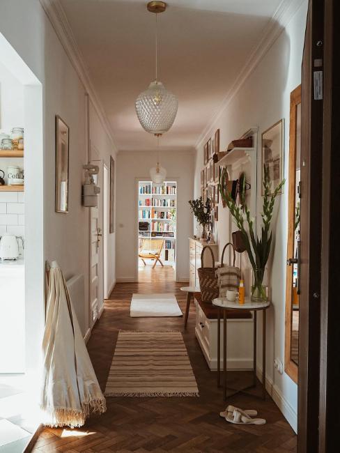 décoration d'une entrée style brocante chic avec lustre