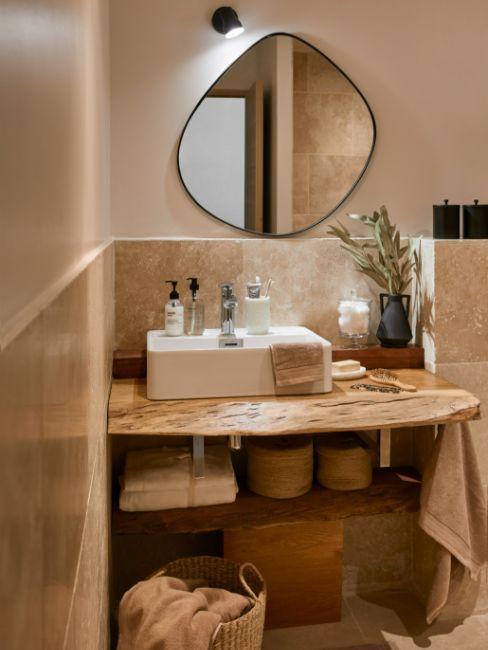 salle de bain cocooning avec murs en pierre et meubles en bois