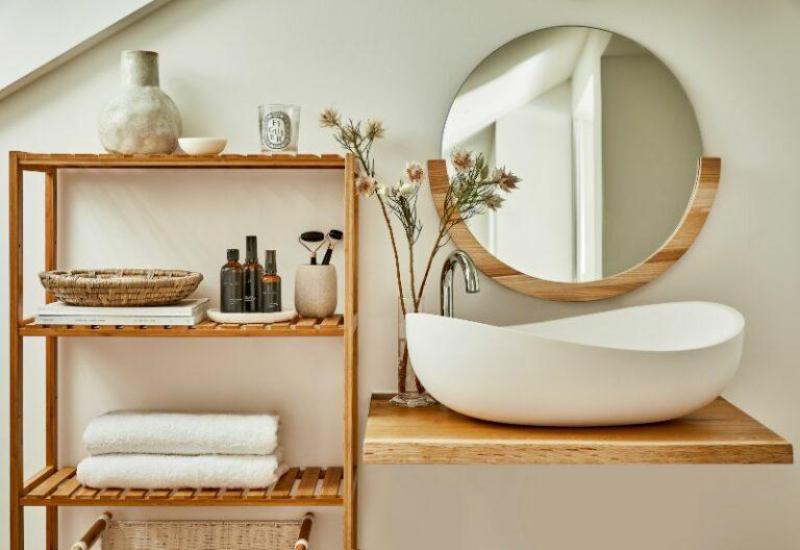 accessoires en bois clair et panier en rotin dans salle de bain cocooning