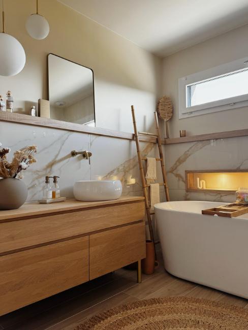 salle de bain cocooning avec meuble en bois et tapis en jonc de mer