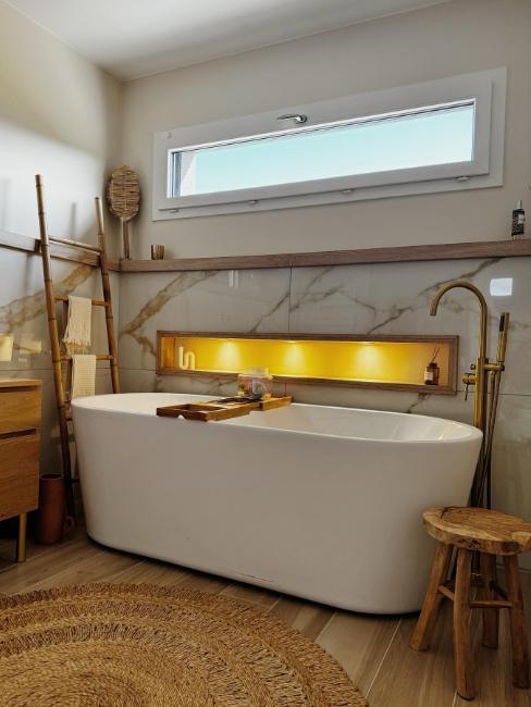 salle de bain cocooning avec meuble en bois, tapis en jonc de mer et tabouret en bois brut