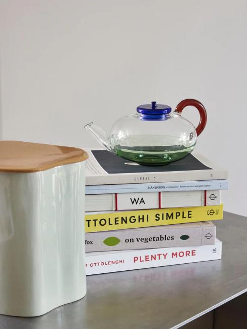 théière en verre soufflée verte, bleue et rouge