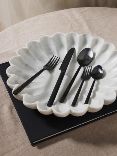 couverts en métal noir mat comme cadeau pour frère