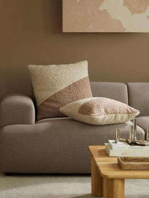 cadeau cocooning avec coussins douillets beige et blanc en tissu bouclette